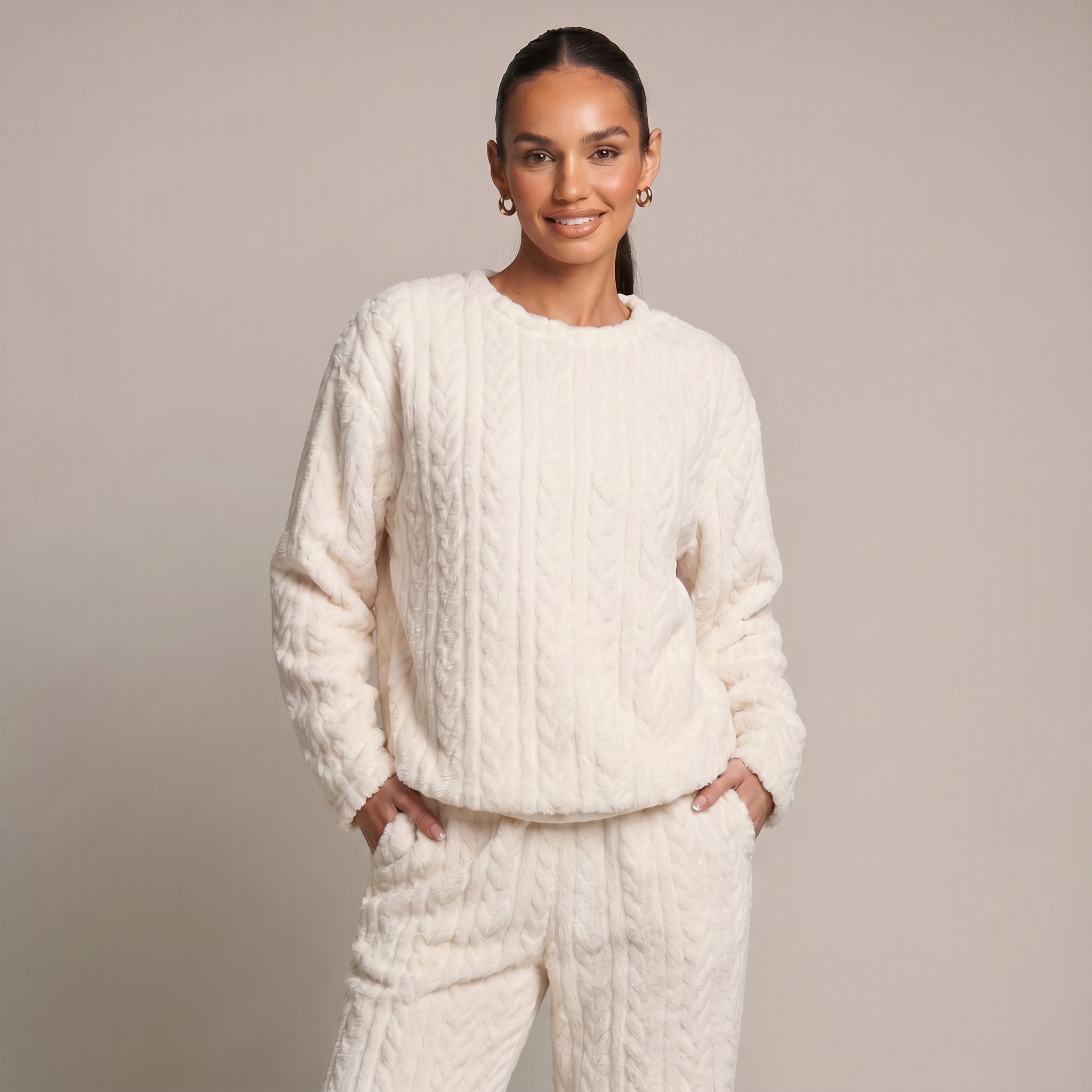 Mujer con Pijama Polar crema, manos en bolsillos - Curvadivina